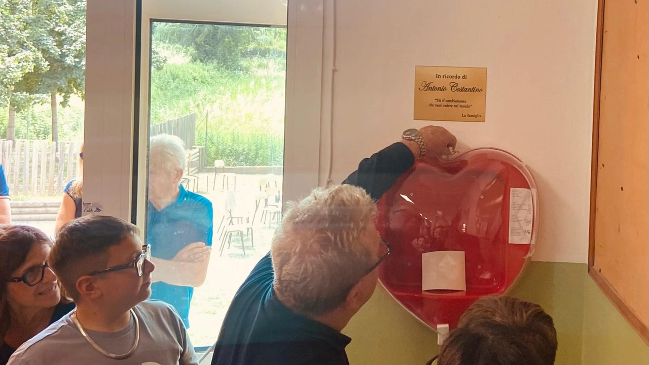 Taglio del nastro nuovo Dae alla scuola Rosati di Asciano Pisano Taglio del nastro nuovo Dae alla scuola Rosati di Asciano Pisano