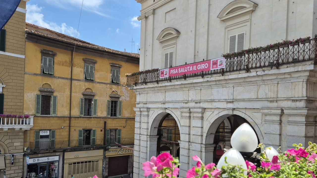 "Pisa saluta il giro", lo striscione visto dall'archivio di Stato "Pisa saluta il giro", lo striscione visto dall'archivio di Stato