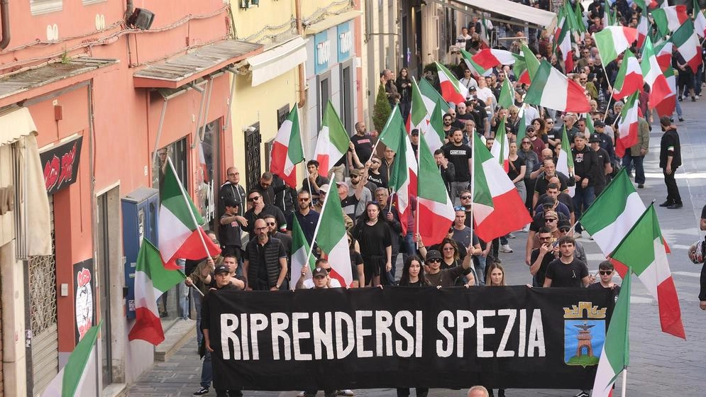 Il momento più difficile quando gli schieramenti si sono sfiorati a conclusione delle rispettive iniziative Casapound ha aperto la sfilata in piazza Garibaldi con una gigantografia della foto del sindaco Peracchini. Il momento più difficile quando gli schieramenti si sono sfiorati a conclusione delle rispettive iniziative Casapound ha aperto la sfilata in piazza Garibaldi con una gigantografia della foto del sindaco Peracchini.