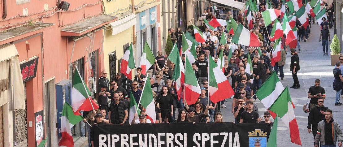 Tensione alle stelle in piazza Verdi. Cortei divisi dalle forze dell’ordine