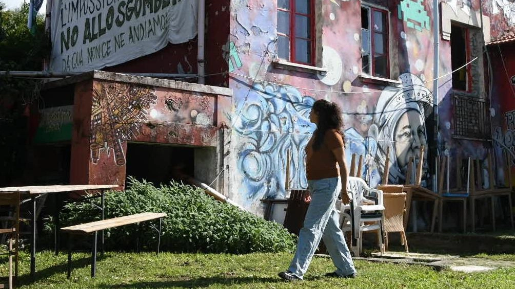 Casa Rossa occupata in viale Aurelia a Montignoso