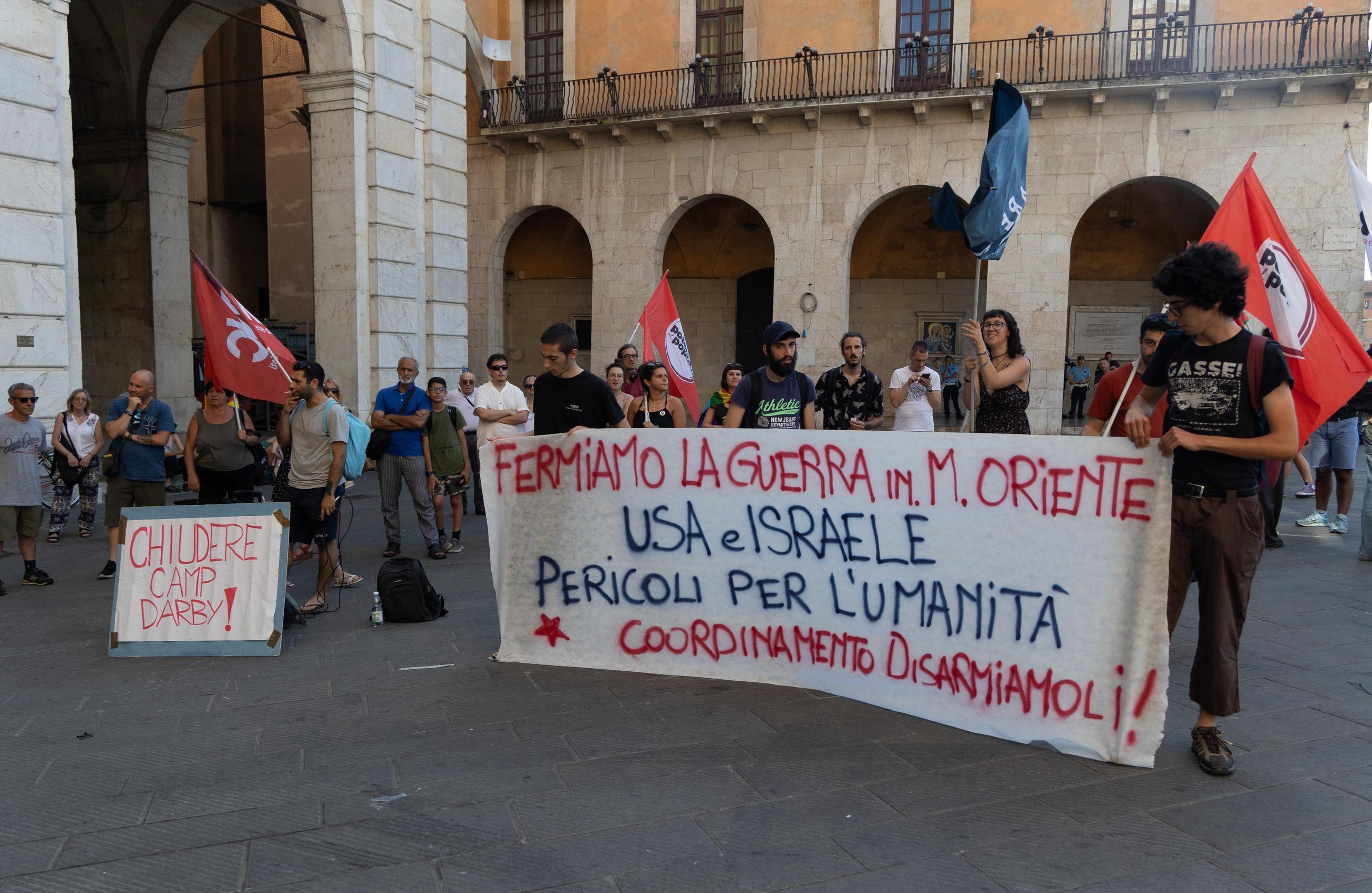 un fiore per gaza studenti e docenti in piazza garibaldi per chi lotta e aiuta