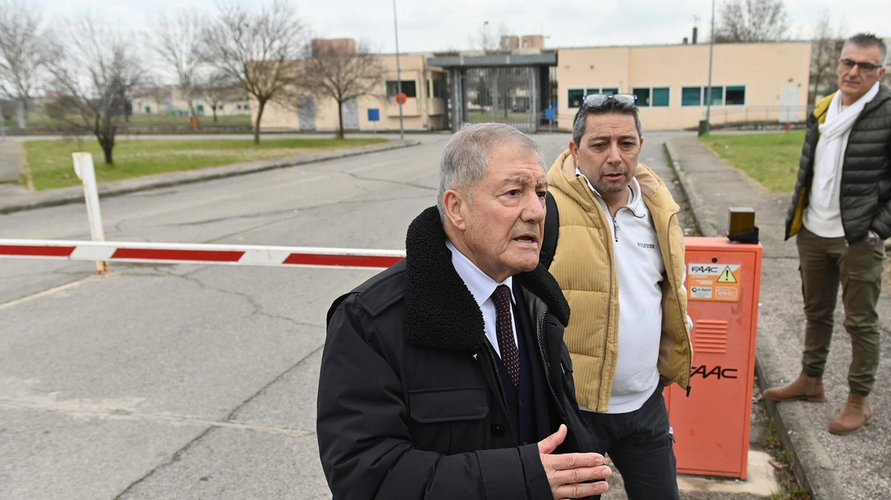 Il segretario generale del Sappe Donato Capece ha chiesto più volte di potenziare gli organici della Polizia Penitenziaria. Qui durante il sopralluogo a Capanne