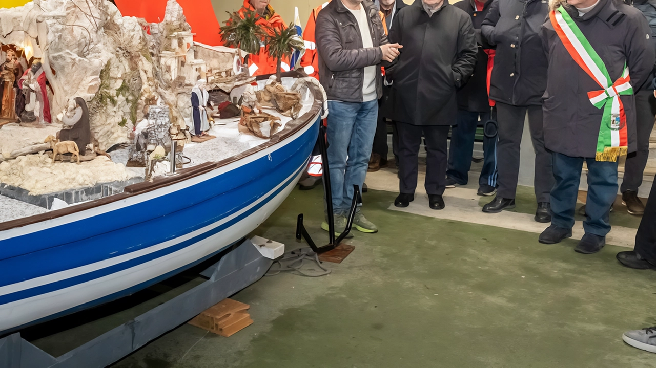 La "Barca del Giubileo" di Limite sull'Arno esposta a San Pietro: un presepe meccanizzato ispirato al logo del Giubileo, benedetto dal vescovo di Pistoia e apprezzato a La Verna, sarà inaugurato il 8 dicembre. La "Barca del Giubileo" di Limite sull'Arno esposta a San Pietro: un presepe meccanizzato ispirato al logo del Giubileo, benedetto dal vescovo di Pistoia e apprezzato a La Verna, sarà inaugurato il 8 dicembre.