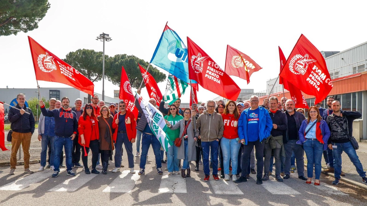 Il presidio dei lavoratori metalmeccanici e sindacati di fronte la Leonardo (Germogli)