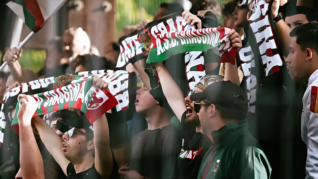 Il saluto dei tifosi alla squadra del Grassina appena tornata al lavoro
