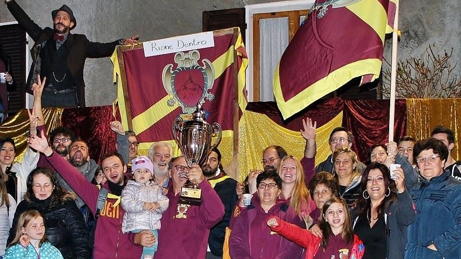 Il Rione Dentro vince la 45ª Festa del Marrone di Campiglia d’Orcia, con allestimenti e animazioni ispirati a Dante, Dickens e alla televisione. Il Rione Dentro vince la 45ª Festa del Marrone di Campiglia d’Orcia, con allestimenti e animazioni ispirati a Dante, Dickens e alla televisione.