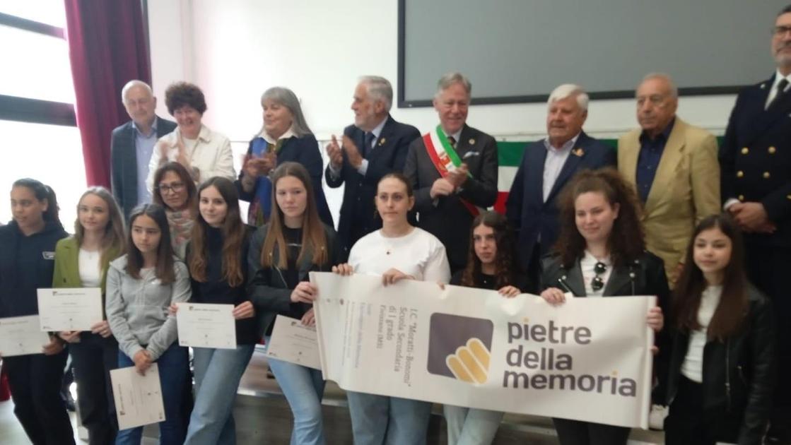 https://www.lanazione.it/image-service/view/acePublic/alias/contentid/ZTBkZDA1ZTctYzJkMi00/0/sulle-tracce-della-storia-premio-bis-agli-studenti-a-tu-per-tu-con-marsili.jpeg?f=16:9&w=1200&h=630