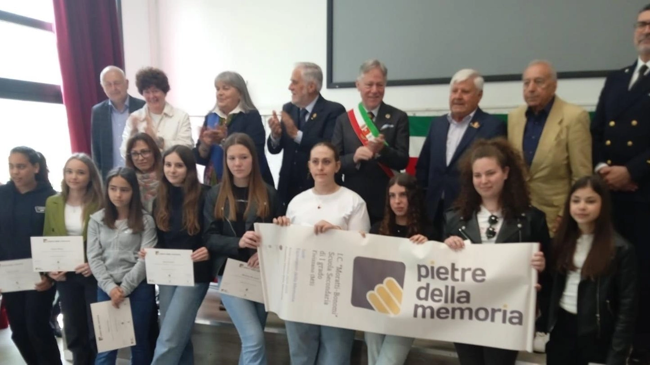 Consegnato il riconoscimento per il secondo anno al Moratti Bonomi di Fivizzano. Ad Aulla anche il sopravvissuto a Stazzema: "Il governo non tutela i familiari delle vittime". Consegnato il riconoscimento per il secondo anno al Moratti Bonomi di Fivizzano. Ad Aulla anche il sopravvissuto a Stazzema: "Il governo non tutela i familiari delle vittime".