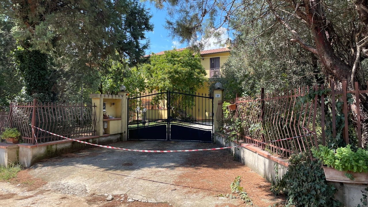 L'intera abitazione è stata posta sotto sequestro, indagini dei carabinieri (Foto Pianetafoto) L'intera abitazione è stata posta sotto sequestro, indagini dei carabinieri (Foto Pianetafoto)