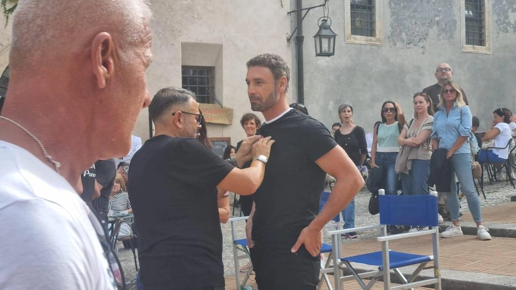 Raoul Bova nei panni di don Massimo e Nino Frassica in quelli del maresciallo Cicchini ieri in Piazza Duomo per il via alle riprese dell’edizione n.15 della fiction Raoul Bova nei panni di don Massimo e Nino Frassica in quelli del maresciallo Cicchini ieri in Piazza Duomo per il via alle riprese dell’edizione n.15 della fiction