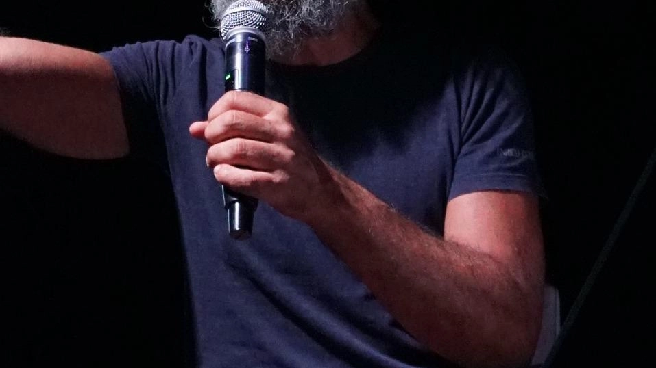 Luca Privitera, insieme a Nina Ferretti, sarà il protagonista di ‘Noccioli’, laboratorio teatrale per tutte le età che questo sabato a Stiaccia aprirà la rassegna «Sul Crinale – narrazioni di confine» Luca Privitera, insieme a Nina Ferretti, sarà il protagonista di ‘Noccioli’, laboratorio teatrale per tutte le età che questo sabato a Stiaccia aprirà la rassegna «Sul Crinale – narrazioni di confine»