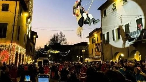 L’emozionante discesa della Befana dalla Torre dell’Orologio di Cascina L’emozionante discesa della Befana dalla Torre dell’Orologio di Cascina