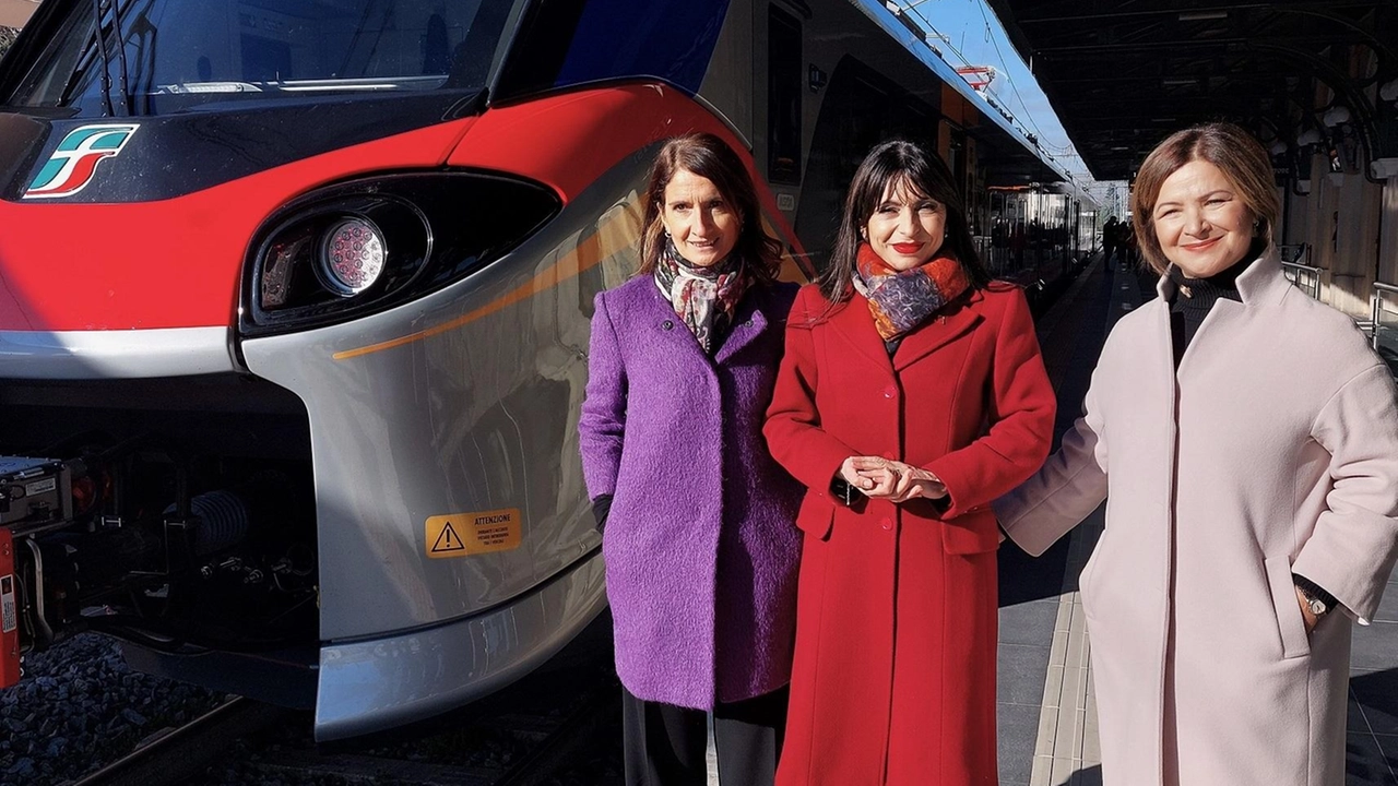 La presentazione del nuovo treno elettrico monopiano avvenuta ieri mattina alla stazione di Assisi La presentazione del nuovo treno elettrico monopiano avvenuta ieri mattina alla stazione di Assisi