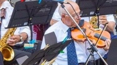Musica e impegno civile. Ovviamente con l’orchestra Edoardo Chiti che non ha mai mancato l’appuntamento del 2 giugno, Festa della... Musica e impegno civile. Ovviamente con l’orchestra Edoardo Chiti che non ha mai mancato l’appuntamento del 2 giugno, Festa della...