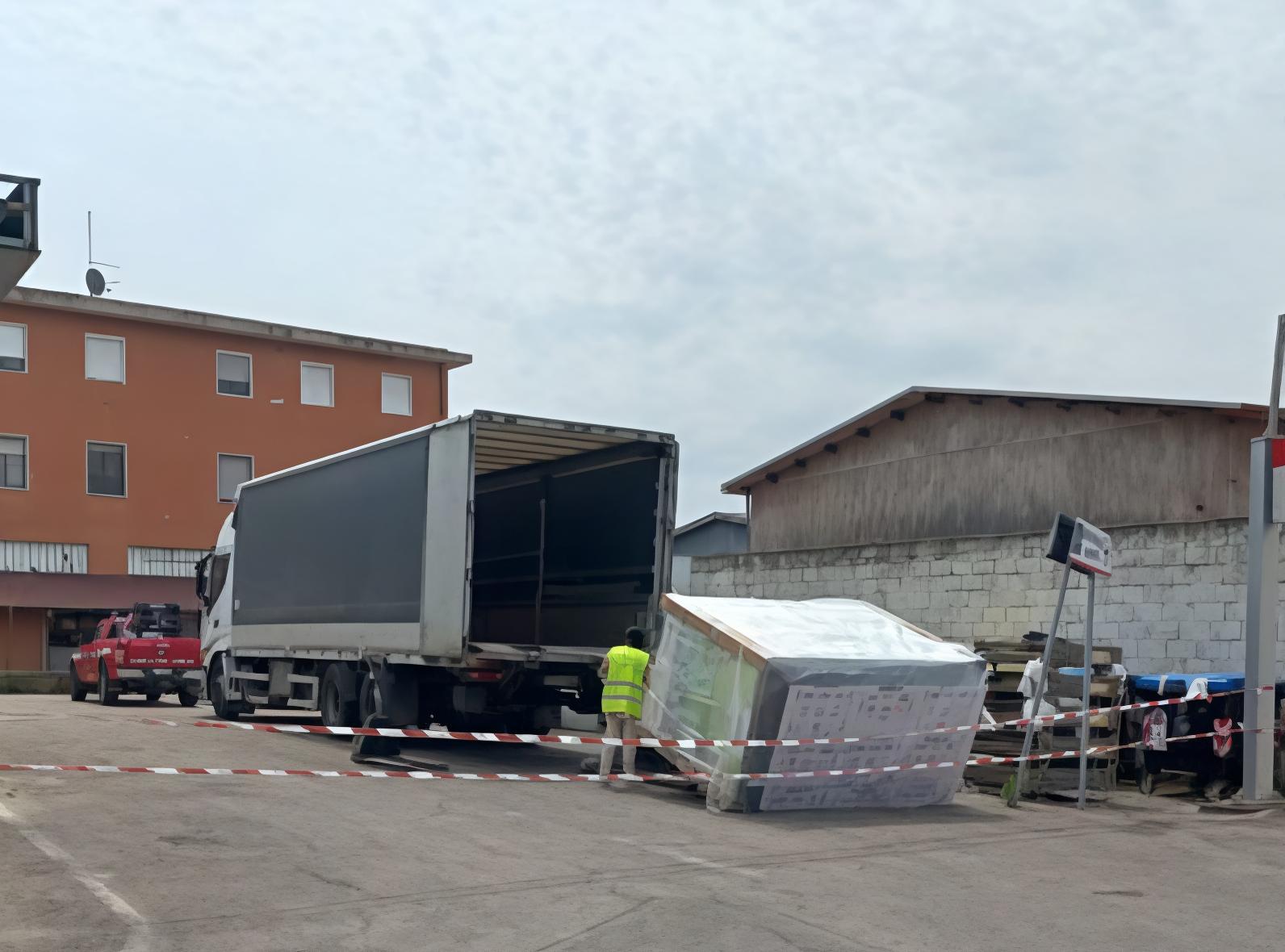 incidente al supermercato operaio alla guida del muletto schiacciato da un pancale