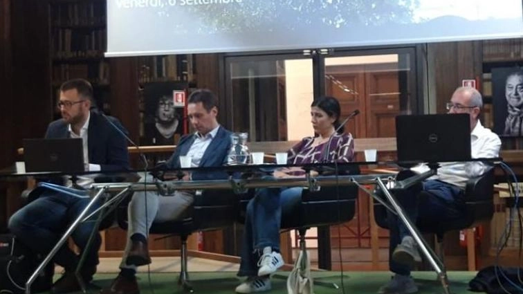 Un momento dell’incontro che si è tenuto a Firenze e che ha avuto al centro del dibattito il futuro del parco eolico tra progetti e domande, in particolare dei comitati e degli abitanti dei luoghi interessati dall’opera Un momento dell’incontro che si è tenuto a Firenze e che ha avuto al centro del dibattito il futuro del parco eolico tra progetti e domande, in particolare dei comitati e degli abitanti dei luoghi interessati dall’opera