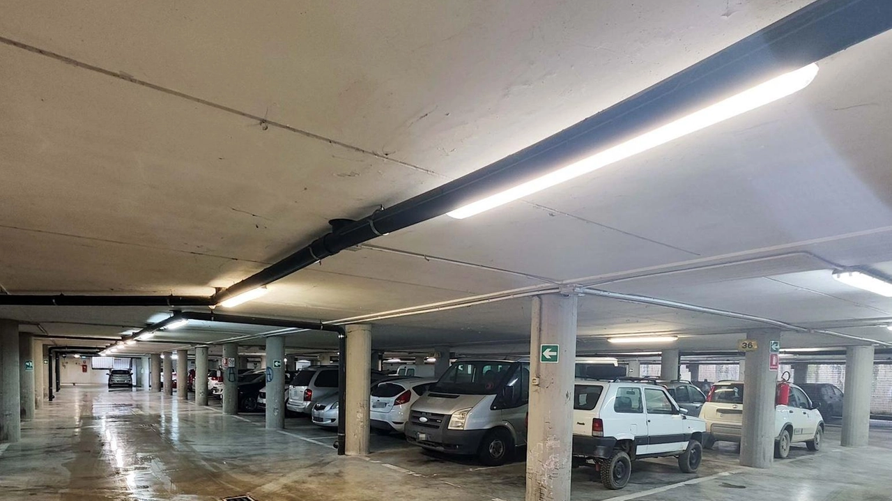 Il parcheggio del Centro Le Grazie è semi-pubblico: aperto a tutti i cittadini ma con alcuni stalli riservati ai residenti negli alloggi dell’Ater Il parcheggio del Centro Le Grazie è semi-pubblico: aperto a tutti i cittadini ma con alcuni stalli riservati ai residenti negli alloggi dell’Ater