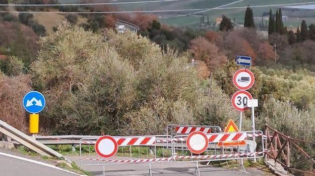 Da circa un mese, a Castiglione d’Orcia, la strada comunale a senso unico discendente, nella quale ci si può immettere...