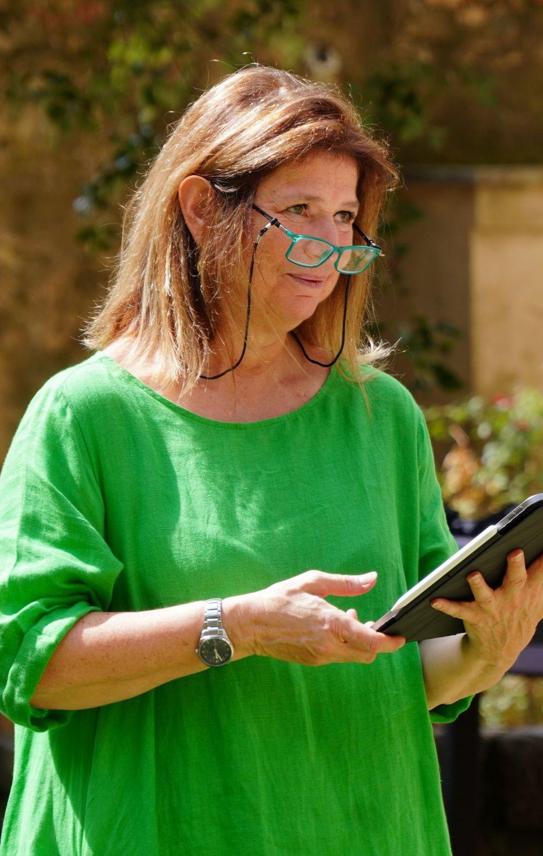 https://www.lanazione.it/image-service/view/acePublic/alias/contentid/ZTE1MjM0OTAtM2U2NS00/0/pienza-ri-abbraccia-la-lirica-in-scena-la-serva-padrona-una-tradizione-rinnovata.jpeg?f=1.91:1&w=1200