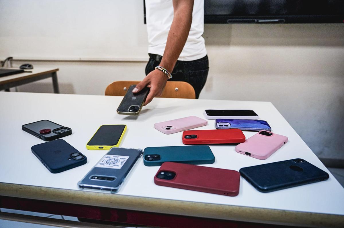 Cellulari vietati a scuola, i presidi e la linea dura: “Prevediamo sanzioni”