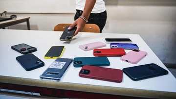 Cellulari vietati a scuola, i presidi e la linea dura: “Prevediamo sanzioni”