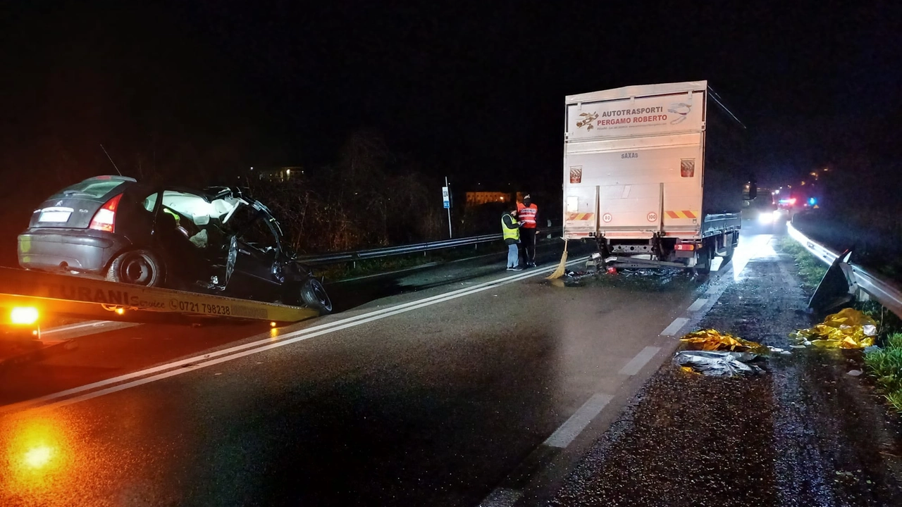 La scena dell'incidente accaduto sulla Flaminia: a perdere la vita un 48enne di Perugia padre di due gemelli La scena dell'incidente accaduto sulla Flaminia: a perdere la vita un 48enne di Perugia padre di due gemelli