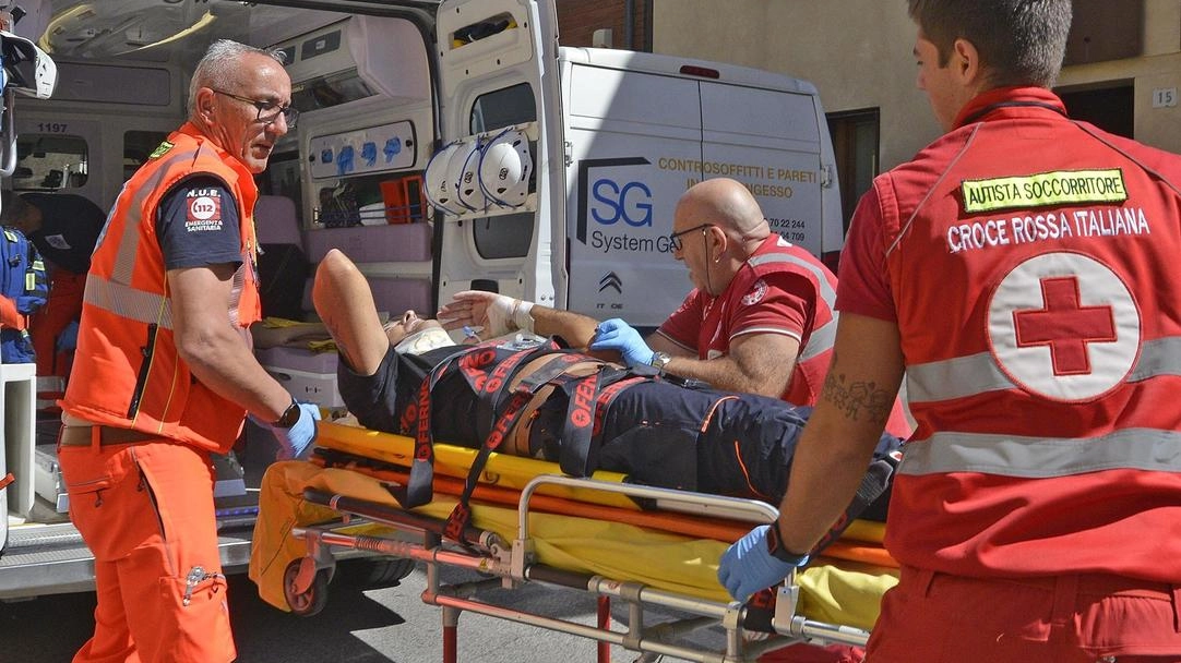Incidente sul lavoro a Sesto Fiorentino: uomo di 57 anni colpito da un pancale di 200 kg mentre scaricava un camion. Trasportato in ospedale in codice rosso, non in pericolo di vita. Indagini in corso sulla dinamica dell'incidente e sul rispetto delle procedure di sicurezza. Incidente sul lavoro a Sesto Fiorentino: uomo di 57 anni colpito da un pancale di 200 kg mentre scaricava un camion. Trasportato in ospedale in codice rosso, non in pericolo di vita. Indagini in corso sulla dinamica dell'incidente e sul rispetto delle procedure di sicurezza.