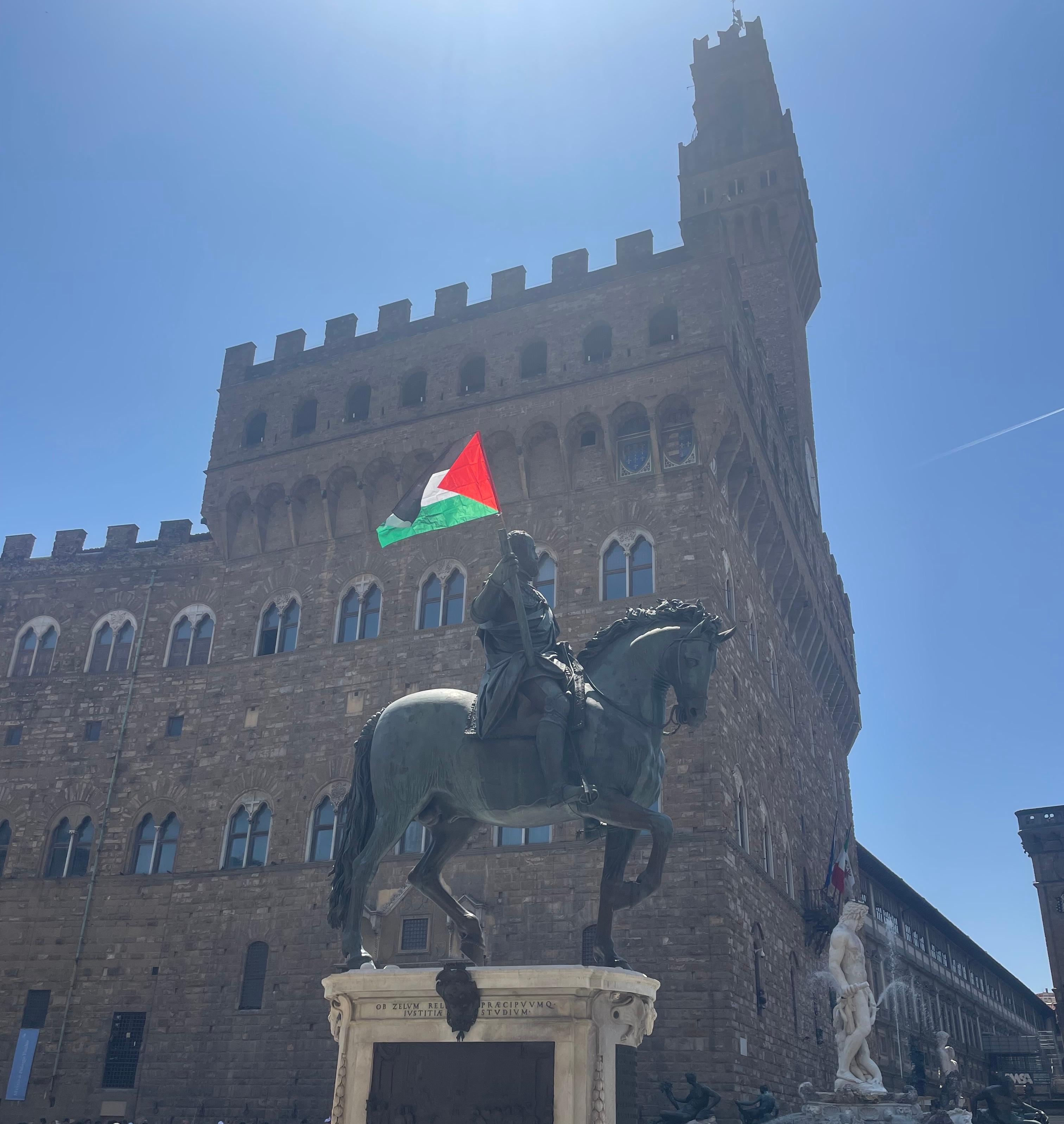 https://www.lanazione.it/image-service/view/acePublic/alias/contentid/ZTE1YTI4ZTQtMzA2My00/0/la-statua-di-cosimo-i-con-la-bandiera-palestinese.jpeg
