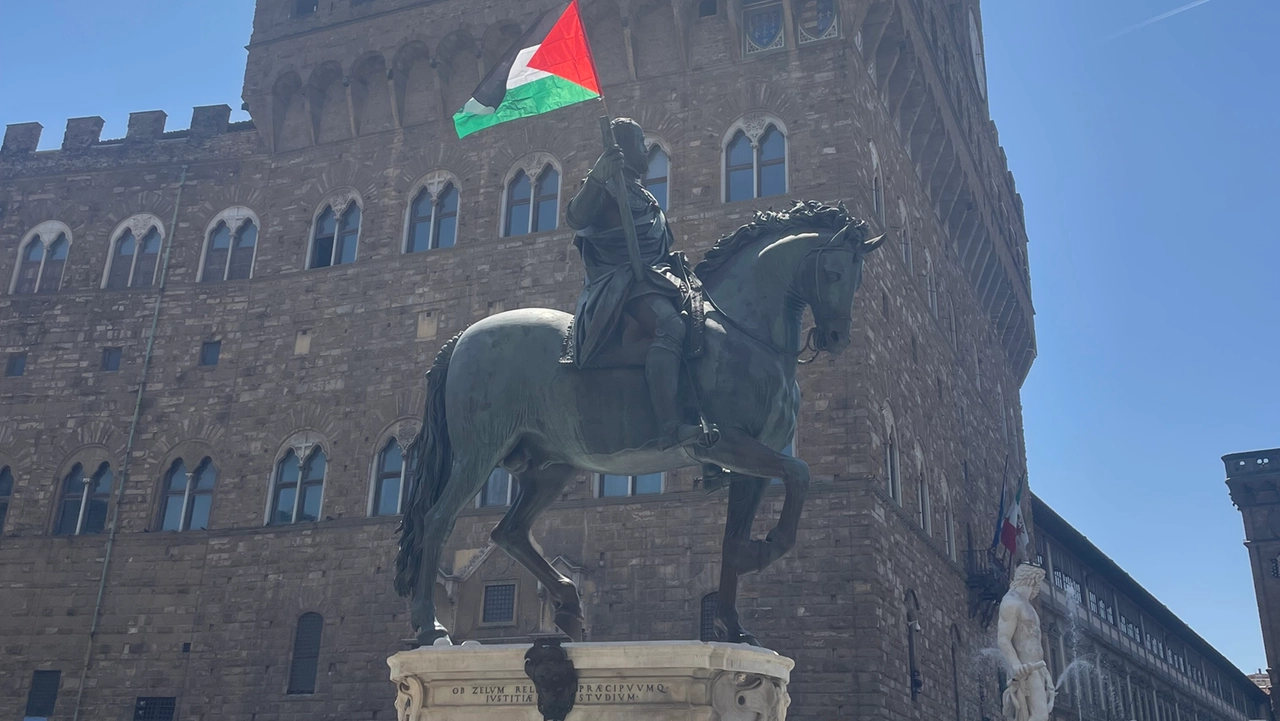 La statua di Cosimo I con la bandiera palestinese