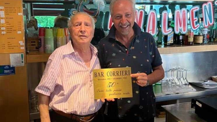 Valtiero Benesperi insieme al figlio Daniele in occasione del riconoscimento per 50 anni di attività del Bar Corrieri di Prato Valtiero Benesperi insieme al figlio Daniele in occasione del riconoscimento per 50 anni di attività del Bar Corrieri di Prato
