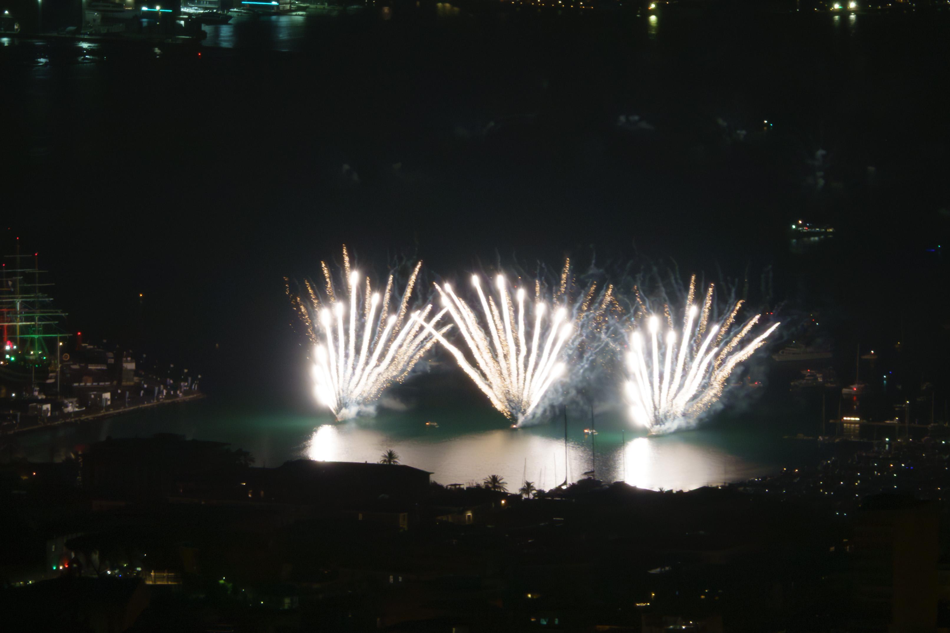 Cento anni di Palio del Golfo splendono in cielo, spettacolo di luci con 400 droni. Migliaia di spettatori alla Morin Cento anni di Palio del Golfo splendono in cielo, spettacolo di luci con 400 droni. Migliaia di spettatori alla Morin