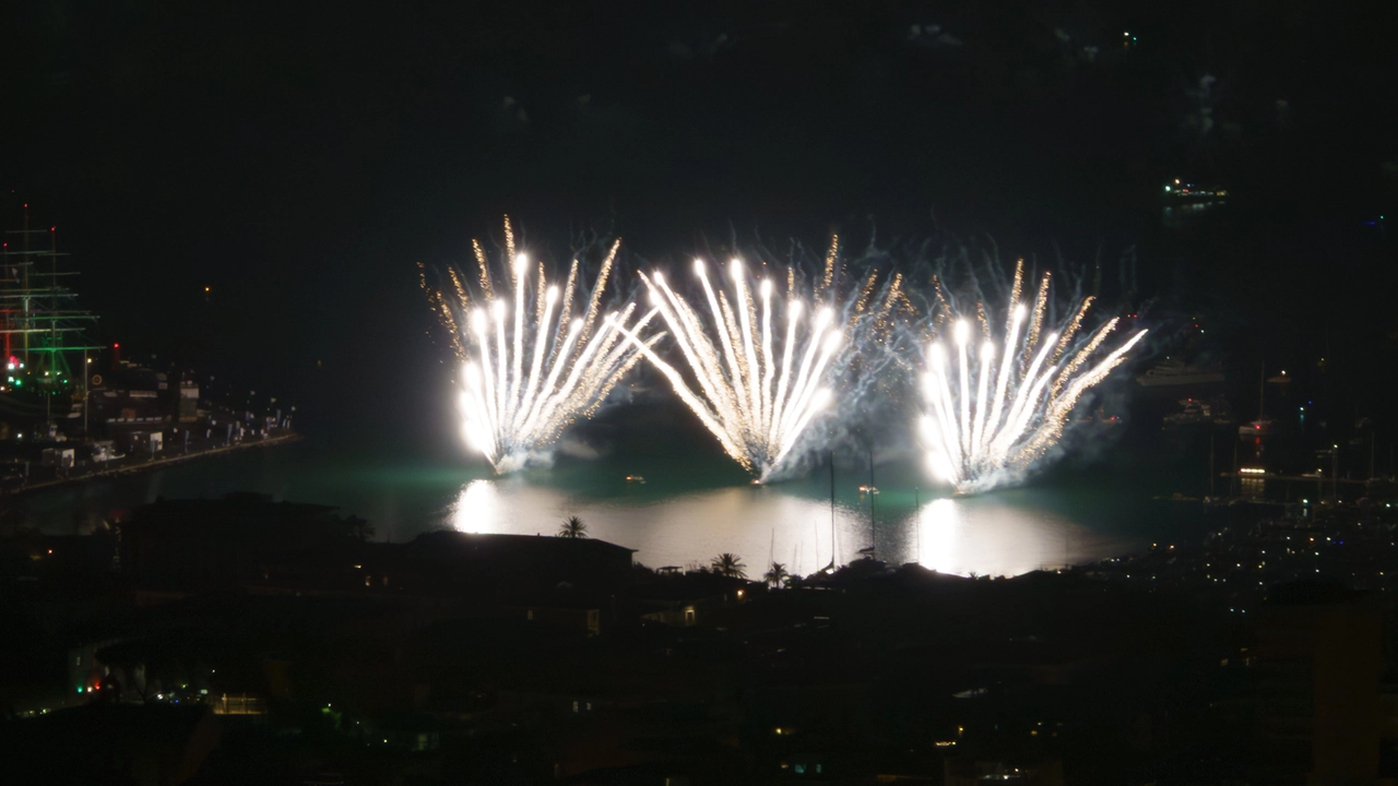 Un momento dello spettacolo pirotecnico (foto Alexia Frascatore) Un momento dello spettacolo pirotecnico (foto Alexia Frascatore)
