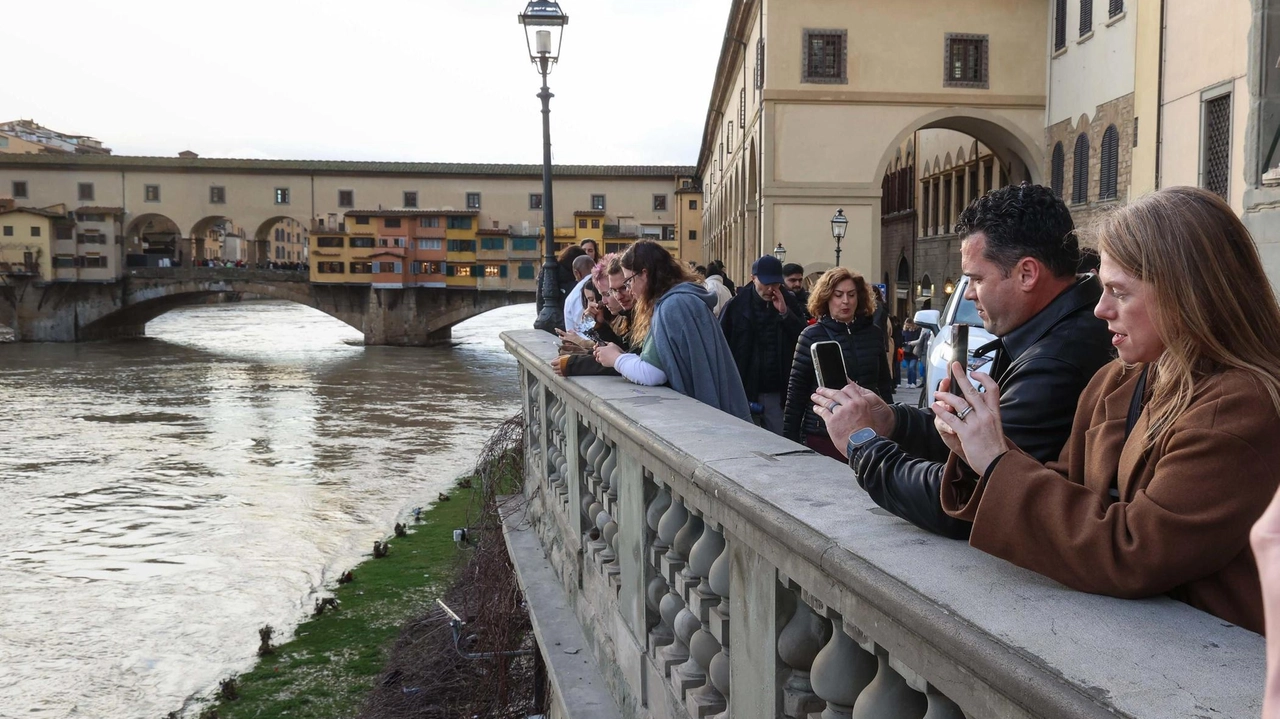 Firenze riparte: riaprono le scuole, ma non in tutto il territorio. I danni più grossi a Rufina. Restano chiusi fino a domani cimiteri, parchi, giardini e aree verdi del capoluogo.