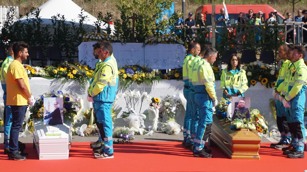"Gianni e Giulia sono come voi". Il Papa esalta i soccorritori. La piazza in lacrime applaude