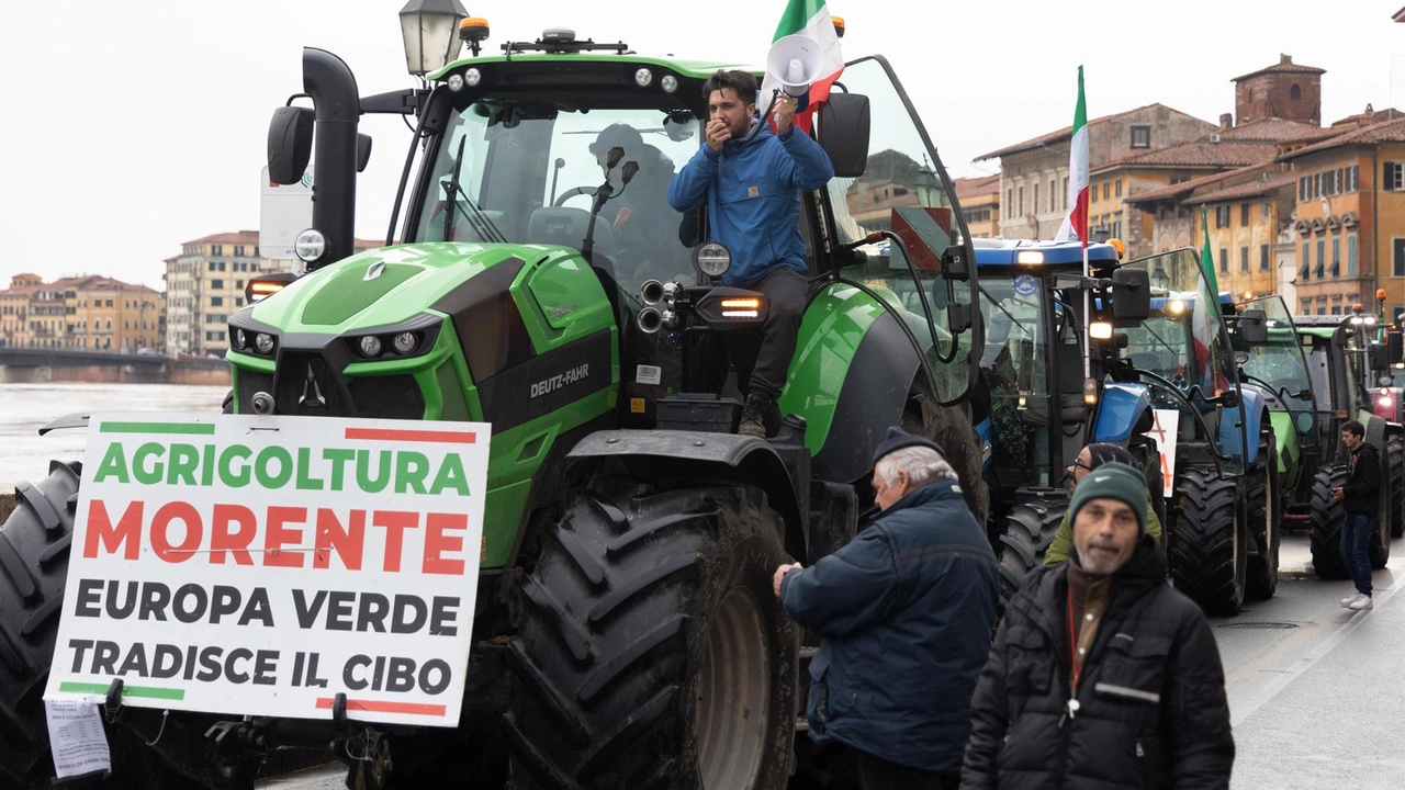 Alcuni momenti della protesta dei trattori (. fotoservizio E.M.Del Punta/Valtriani) Alcuni momenti della protesta dei trattori (. fotoservizio E.M.Del Punta/Valtriani)