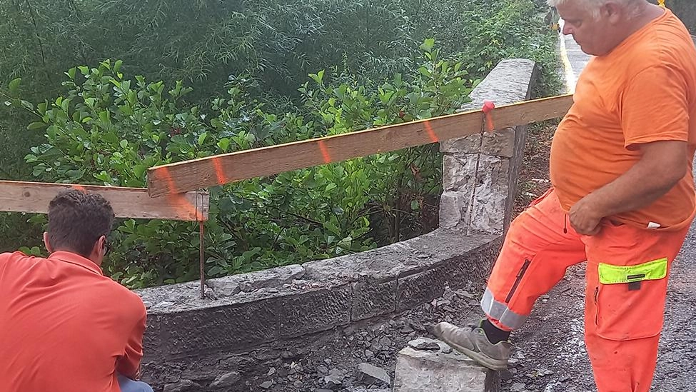 Le maestranze di Publiacqua intervenute sul posto per l’intervento di riparazione del tubo di ghisa rotto a inizio settimana Le maestranze di Publiacqua intervenute sul posto per l’intervento di riparazione del tubo di ghisa rotto a inizio settimana