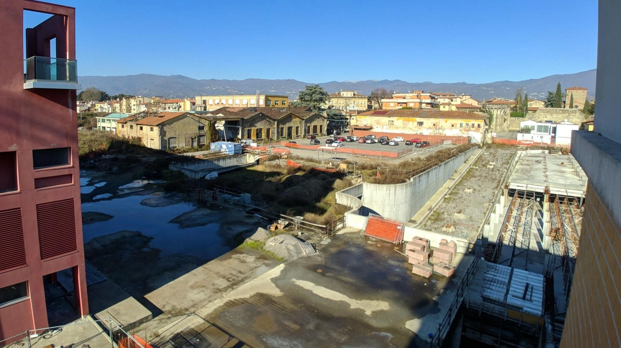 I tempi si sono dilatati per la burocrazia e per una ripulitura dell’area più complessa del previsto. Il cantiere "H" riguarda la piastra di cemento compresa tra Polo della sicurezza e via Pacinotti. . I tempi si sono dilatati per la burocrazia e per una ripulitura dell’area più complessa del previsto. Il cantiere "H" riguarda la piastra di cemento compresa tra Polo della sicurezza e via Pacinotti. .