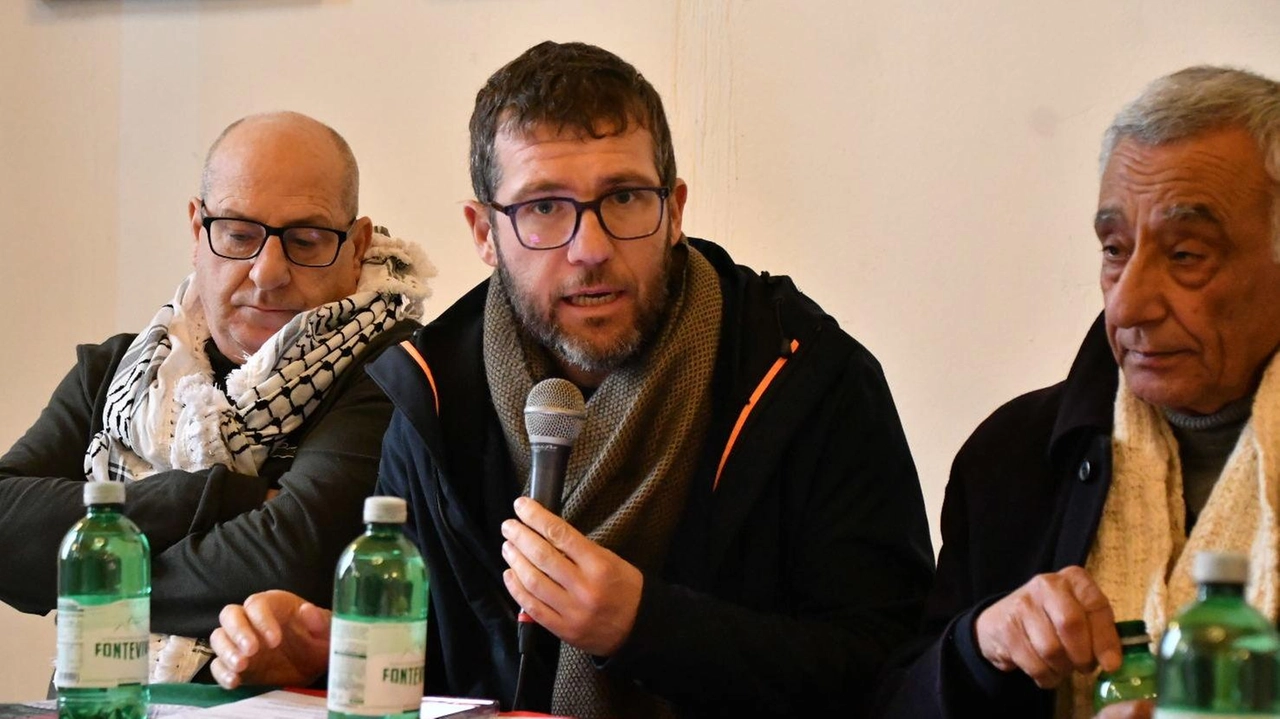 Al centro il segretario provinciale della Cgil Nicola Del Vecchio Al centro il segretario provinciale della Cgil Nicola Del Vecchio