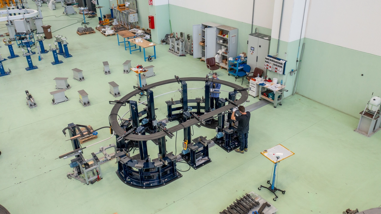 Operai impegnati nella realizzazione del primo magnete del Divertor Tokamak Test Operai impegnati nella realizzazione del primo magnete del Divertor Tokamak Test
