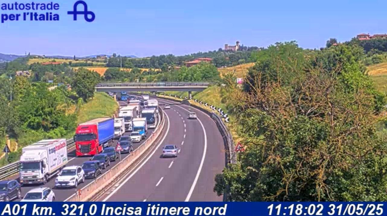 Traffico intenso per il ponte del 2 giugno. Incidente A1, maxi coda in Toscana
