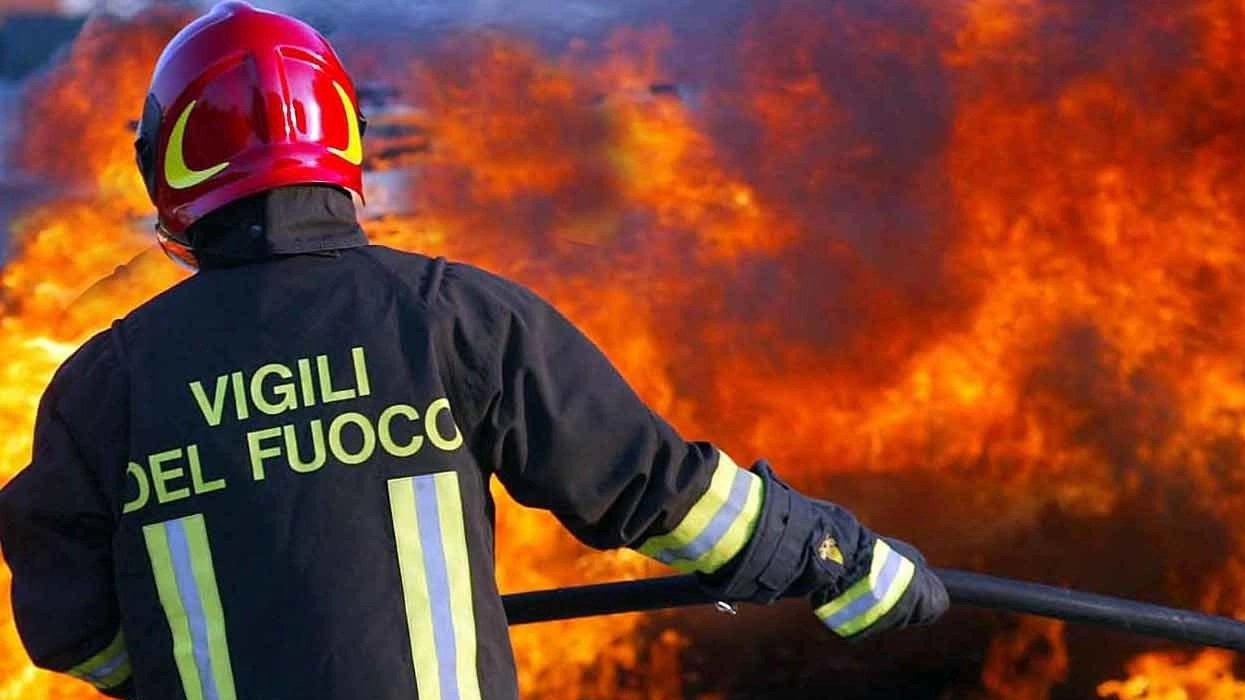 Sul posto i vigili del fuoco, la Misericordia e i carabinieri di Vaiano: le operazione di spegnimento sono durate ore foto d’archivio Sul posto i vigili del fuoco, la Misericordia e i carabinieri di Vaiano: le operazione di spegnimento sono durate ore foto d’archivio