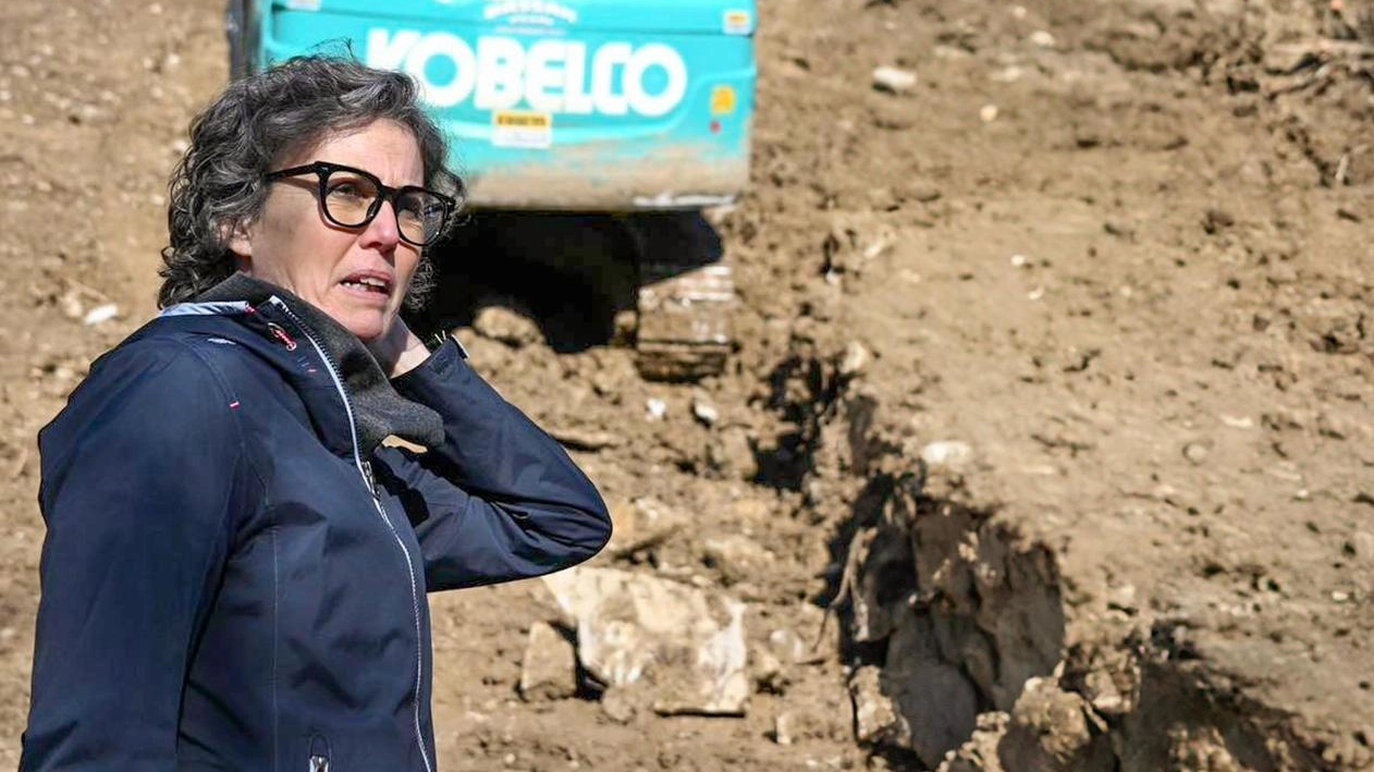 A sinistra il sopralluogo della sindaca Silvia Catani sul versante del Monte Razzo dove una frana minaccia ancora sette famiglie