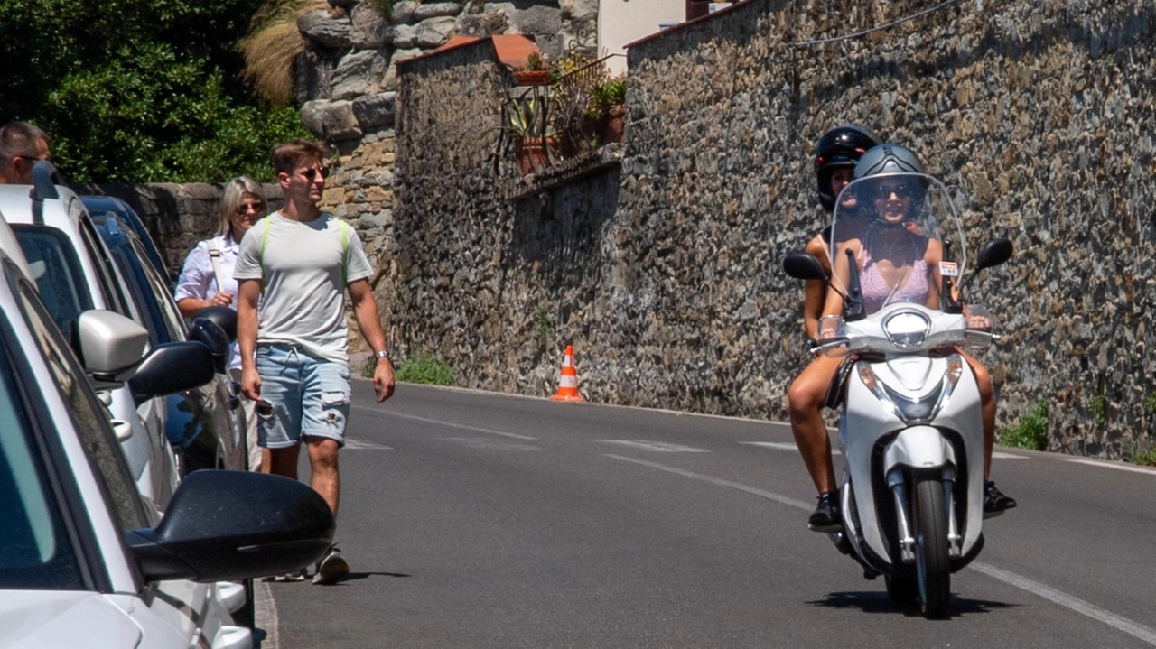 Lo sfogo dei residenti: "Occorre un piano realistico per gestire il maxi afflusso di auto e pullman". Il Comune: "Per un tratto la competenza è provinciale, ma siamo al lavoro per risolvere i problemi" .