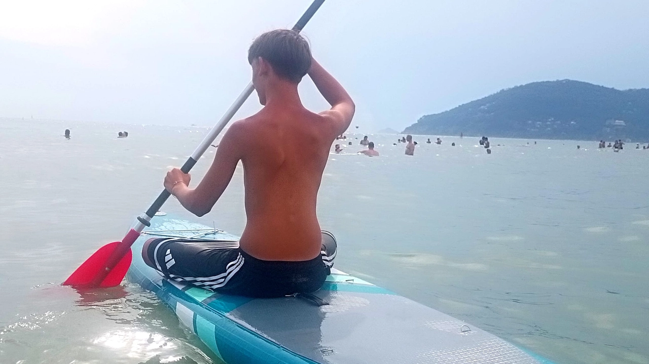 Il giovane che ha rischiato i flutti per salvare una bimba in difficoltà Il giovane che ha rischiato i flutti per salvare una bimba in difficoltà