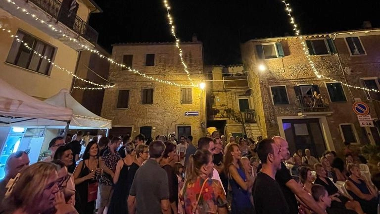 In tanti alla festa Calici di stelle a Terricciola In tanti alla festa Calici di stelle a Terricciola