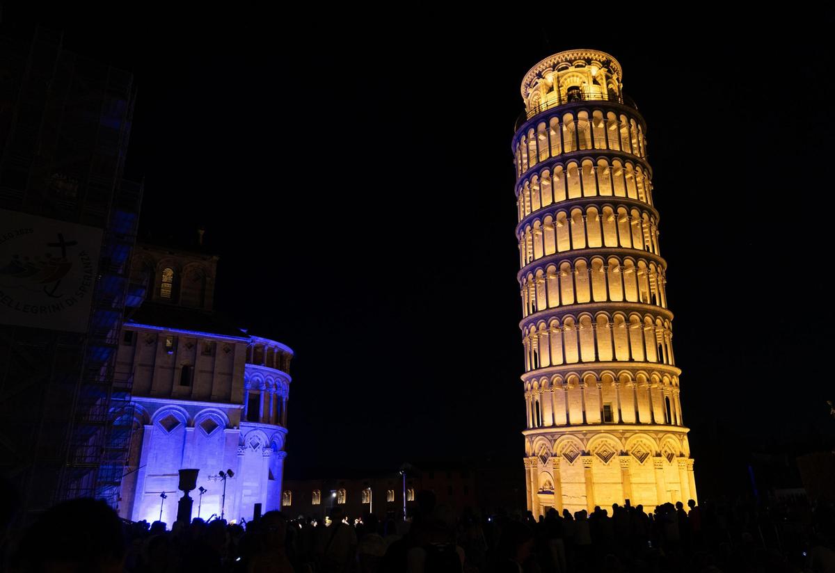 Gran Galà per la Torre. Oltre tremila spettatori nel teatro a cielo aperto di Piazza dei Miracoli Gran Galà per la Torre. Oltre tremila spettatori nel teatro a cielo aperto di Piazza dei Miracoli