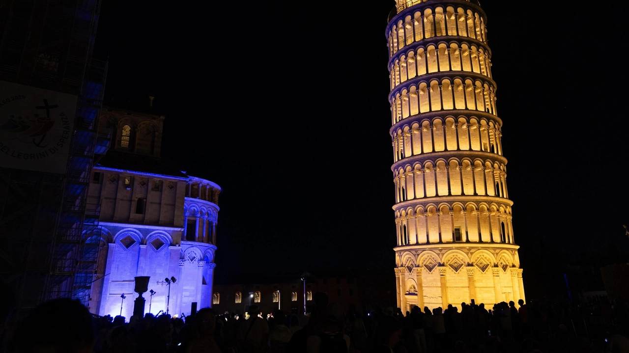 Emozionante concerto sotto il Campanile illuminato a festa per i suoi 852 anni. Bis e applausi prolungati, momumenti aperti fino a mezzanotte. Emozionante concerto sotto il Campanile illuminato a festa per i suoi 852 anni. Bis e applausi prolungati, momumenti aperti fino a mezzanotte.