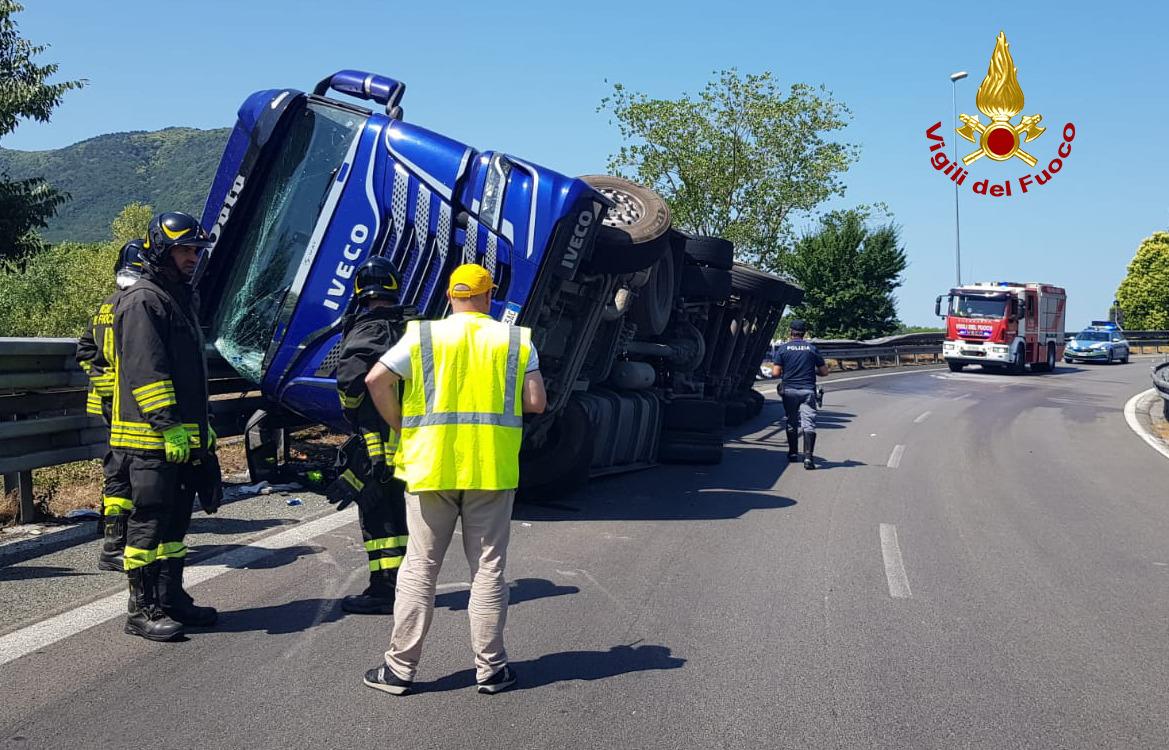 incidente a lucca mezzo pesante si ribalta sulla bretella