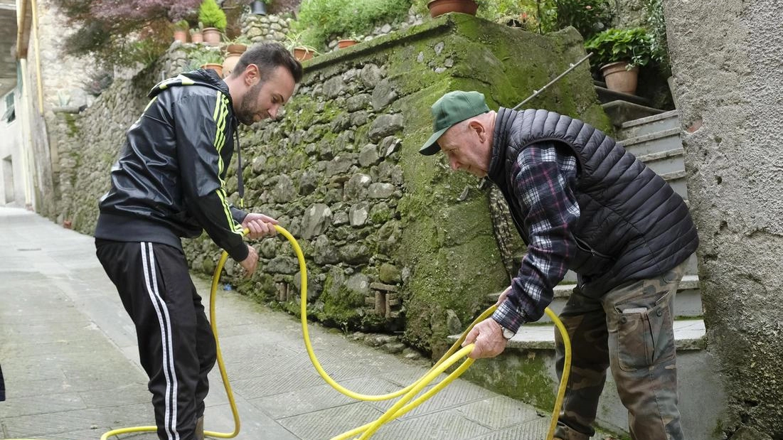 L’assessore alle Attività Produttive del Comune di Fivizzano Marco Varese impegnato nella pulizia del borgo di San Terenzo Monti (. foto Pasquali L’assessore alle Attività Produttive del Comune di Fivizzano Marco Varese impegnato nella pulizia del borgo di San Terenzo Monti (. foto Pasquali